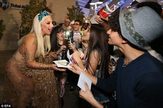 
	
	Lady Gaga mừng rỡ gặp gỡ người hâm mộ tại Dubai.